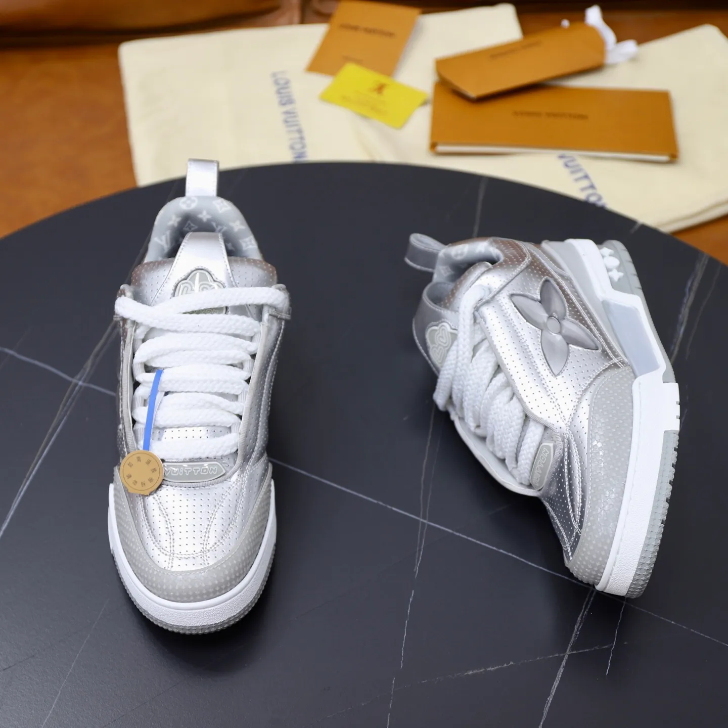 Ex-factory price: 860💰LV Couple👫Louis Vuitton TRAINER sneakers classic Louis Vuitton men's artistic director Virgil Abloh picked inspiration to create this LV Trainer sneaker. Yingze crystal inlays present a colorful effect. VS can be matched with two gorgeous effect colors. The LV letter logo badge on the tongue is gorgeous and noble. The LV letter is decorated on the side. The outsole is decorated with a Monogram flower pattern. It shows the trend of elegance and nobility! Men's and women's models: 35-46
